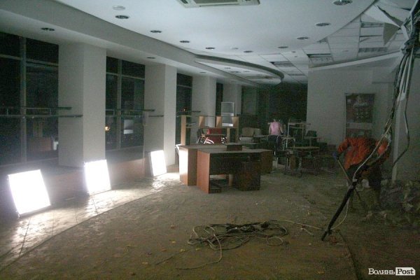 Обвал зсередини: з магазину вигрібають уламки стін і виносять товар