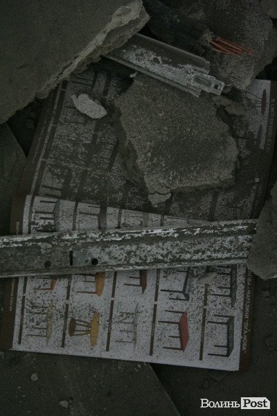 Обвал зсередини: з магазину вигрібають уламки стін і виносять товар