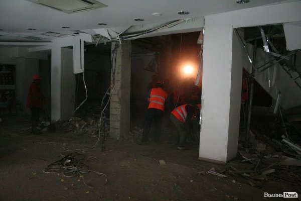 Обвал зсередини: з магазину вигрібають уламки стін і виносять товар