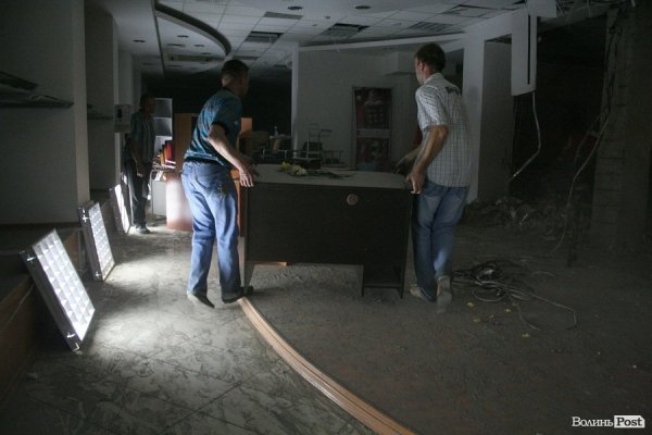 Обвал зсередини: з магазину вигрібають уламки стін і виносять товар