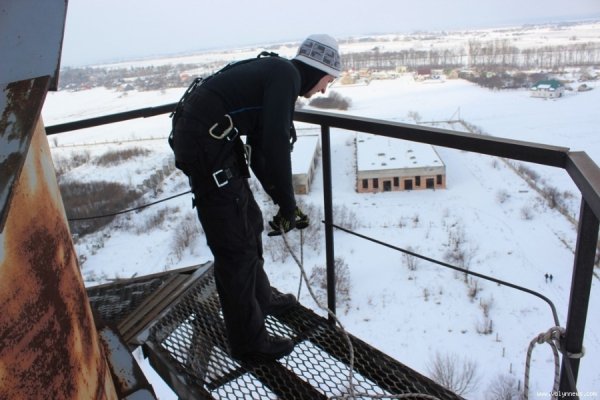 У Луцьку голий чоловік стрибнув з 50-метрової висоти. ФОТО