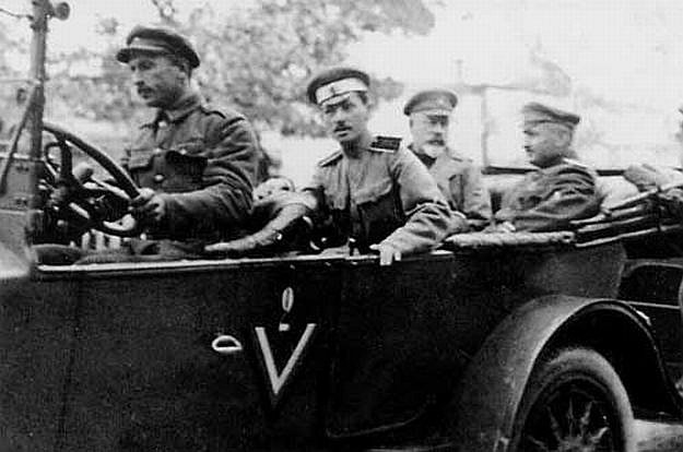 Денікін та Романовський на штабному авто «Audi».