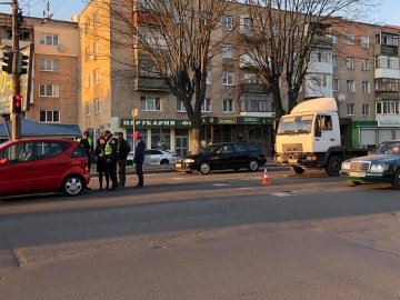 У Луцьку зіткнулися «мерс»та вантажівка: рух ускладнений. ФОТО