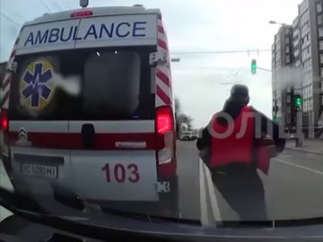 У Луцьку посеред дороги патрульних зупинив лікар і просив допомогти породіллі у важкому стані. ВІДЕО