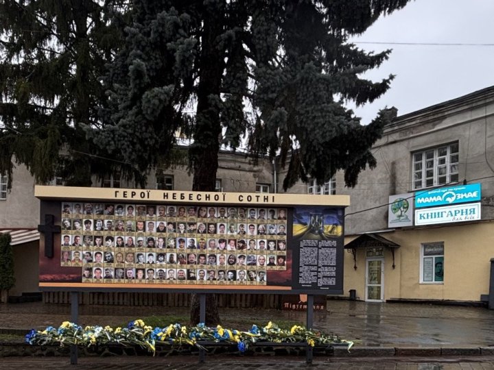 У центрі Луцька перенесли стенд Героїв Небесної Сотні