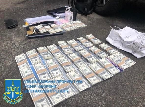 Ексдиректор ДП міноборони зі спільником погоріли на рекордному хабарі