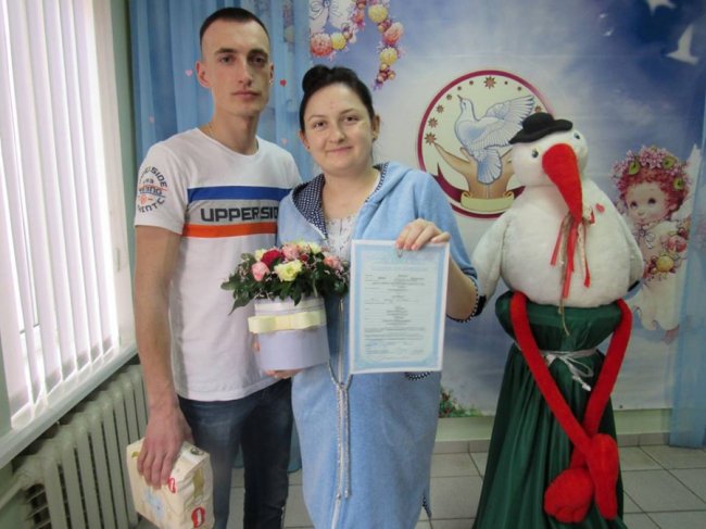 У луцькому пологовому вручили ювілейне свідоцтво про народження