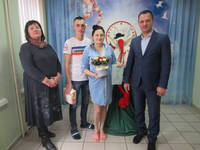 У луцькому пологовому вручили ювілейне свідоцтво про народження