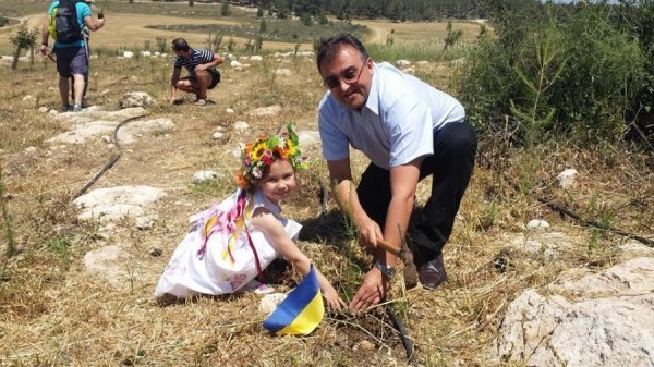 Фото з сторінки Роща Небесной Сотни / Sky Hundred Grove в Facebook