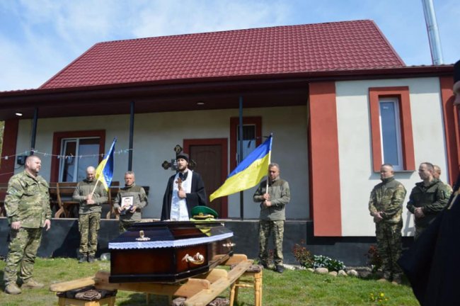 Дорога устелена квітами: на Волині зустріли загиблого Героя Олександра Жипу