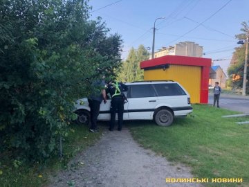У Луцьку легковик злетів з дороги, зніс огорожу та загальмував у кущах. ФОТО