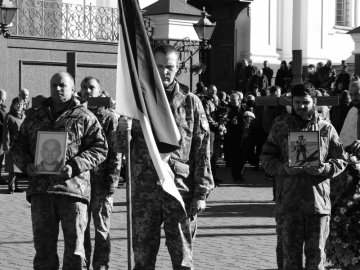 У Луцькій громаді провели в останню дорогу Героїв Валерія Семенюка та Анатолія Мерчука. ФОТО