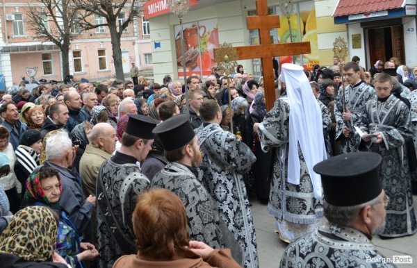 Під час хресної ходи у Луцьку окропили навіть мормонів
