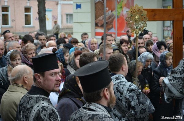 Під час хресної ходи у Луцьку окропили навіть мормонів