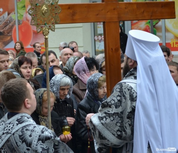Під час хресної ходи у Луцьку окропили навіть мормонів