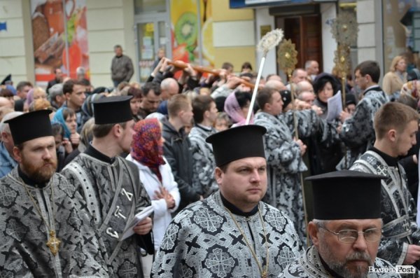 Під час хресної ходи у Луцьку окропили навіть мормонів