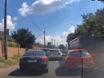 У Луцьку – ДТП за участю вантажівки: утворився затор