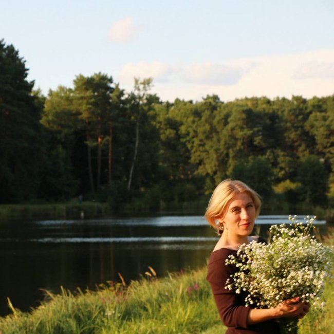 Волинська волонтерка знялася у фотосесії з ромашками
