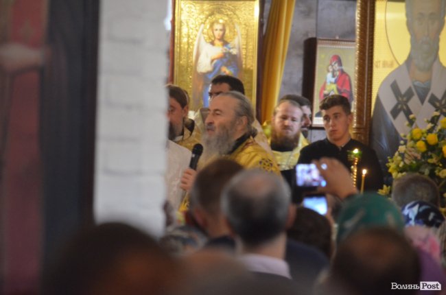 Килим із квітів та цілування рук: як у Луцьку зустріли Онуфрія. ФОТОРЕПОРТАЖ