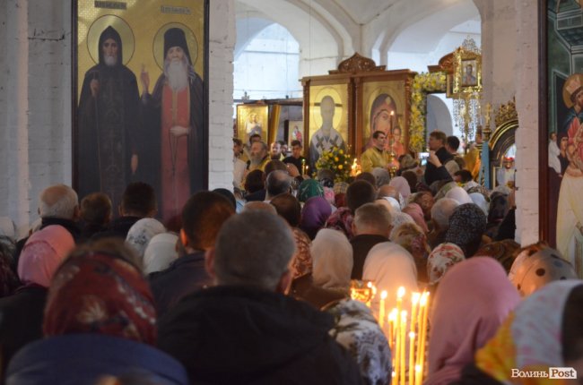 Килим із квітів та цілування рук: як у Луцьку зустріли Онуфрія. ФОТОРЕПОРТАЖ