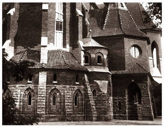 Це одна з найбільших втрачених неоготичних споруд в Україні. Грандіозний костел св. Станіслава був побудований у Ковелі у 1922-38 роках, одночасно він міг вмістити 8 тисяч парафіян, а його головна вежа сягала 72 метри у висоту. Такий собі Нотр-Дам на Турі