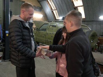 Школярі у Луцьку зібрали гроші на ремонт авто для ЗСУ