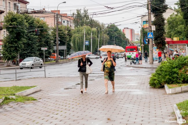 Парасольки і калюжі: дощовий день у Луцьку. ФОТО