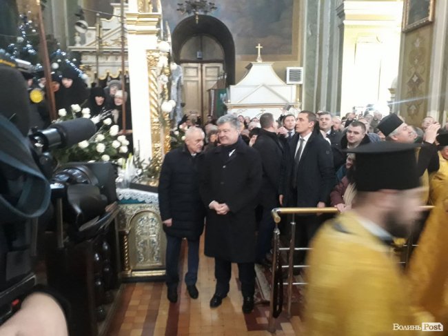 Президент з лучанами моляться за Україну. ОНОВЛЮЄТЬСЯ. ФОТО. ВІДЕО