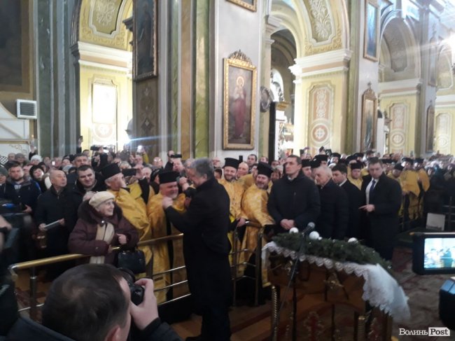 Президент з лучанами моляться за Україну. ОНОВЛЮЄТЬСЯ. ФОТО. ВІДЕО