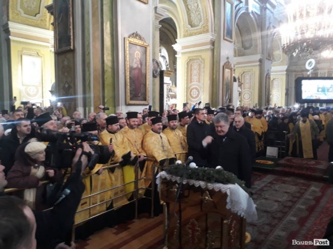 Президент з лучанами моляться за Україну. ОНОВЛЮЄТЬСЯ. ФОТО. ВІДЕО