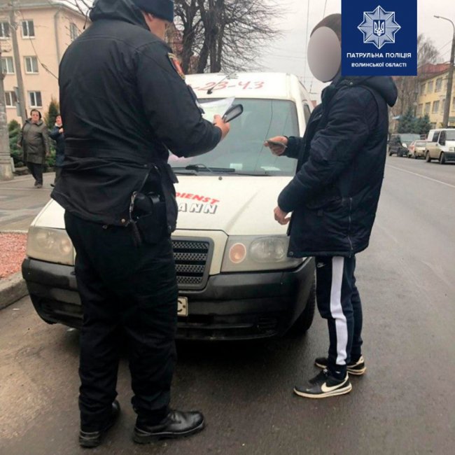 У Луцьку оштрафували водія, який перевозив дитину без автокрісла