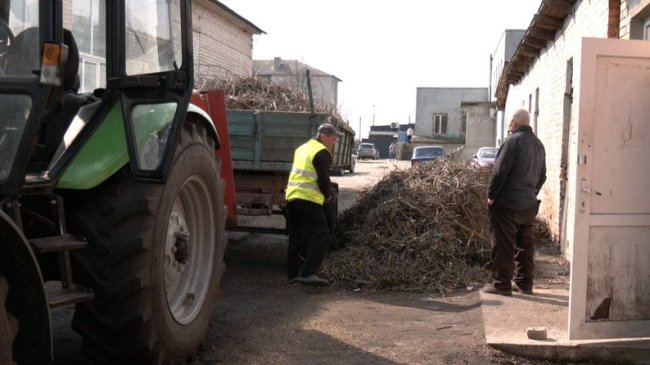 У селищі на Волині чистять канали, щоб уникнути підтоплення. ВІДЕО