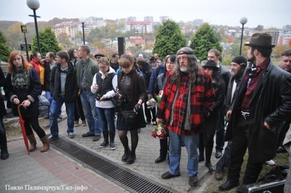 У Львові встановили пам’ятник Кузі з «Гадюкіних». ФОТО