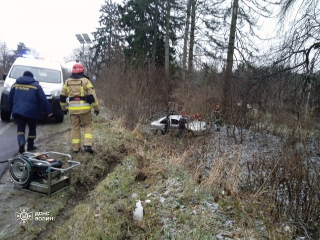 На Волині у кювет злетіла автівка