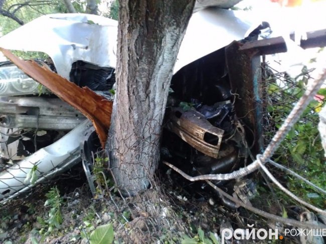 Аварія на Волині: BMW «змела» дерево, паркан та бетонний стовп