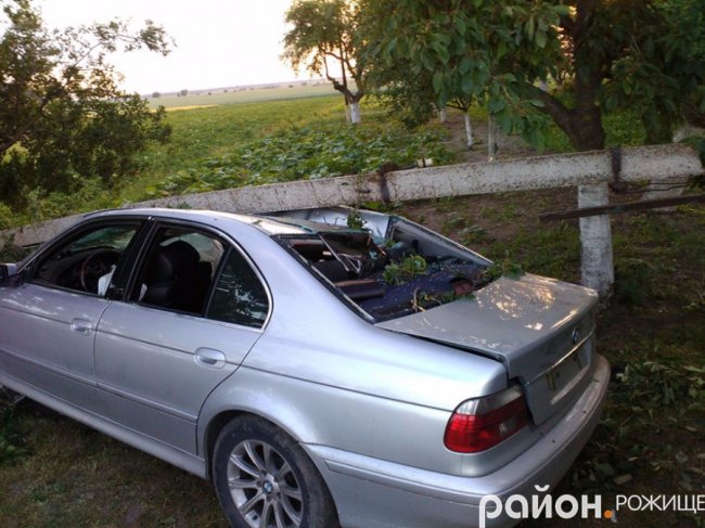 Аварія на Волині: BMW «змела» дерево, паркан та бетонний стовп