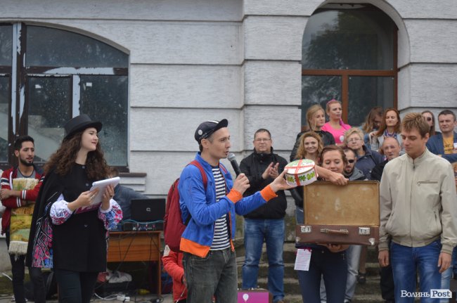 З хлібом, горілкою та кров’ю: у Луцьку відкрили фестиваль театрів. ФОТО