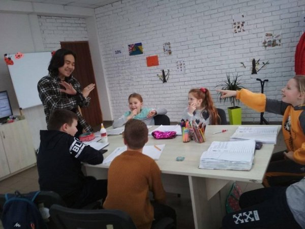 Волонтер з Індонезії отримав у подарунок волинську вишиванку. ФОТО