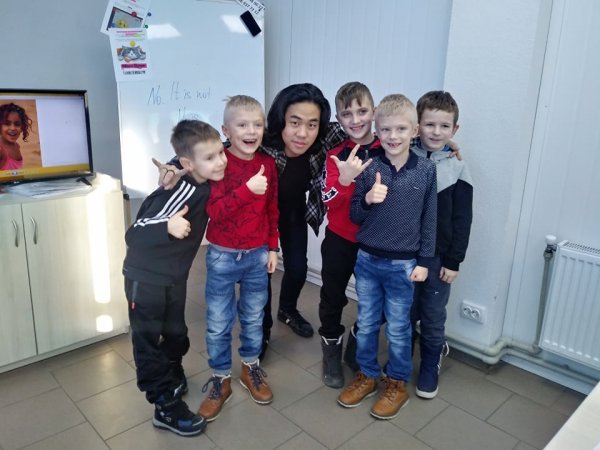 Волонтер з Індонезії отримав у подарунок волинську вишиванку. ФОТО