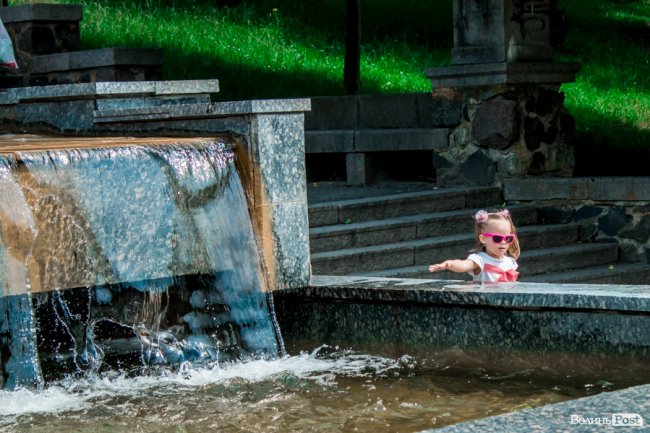Усмішки малечі та бризки водограю: літній день у Луцьку. ФОТО