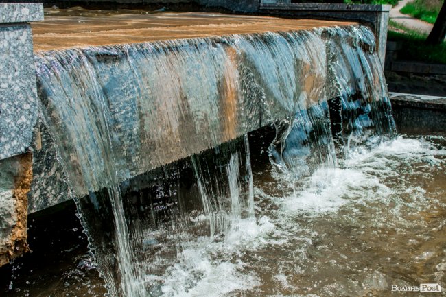 Усмішки малечі та бризки водограю: літній день у Луцьку. ФОТО
