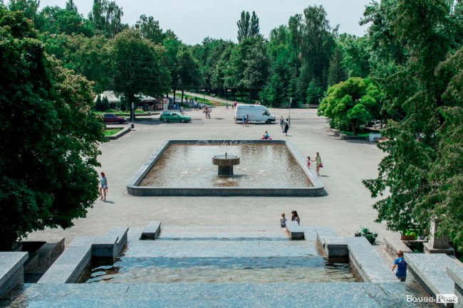 Усмішки малечі та бризки водограю: літній день у Луцьку. ФОТО