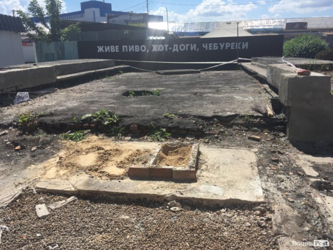 На луцькій автостанції встановили блоки, щоб «тримати оборону» від підприємця