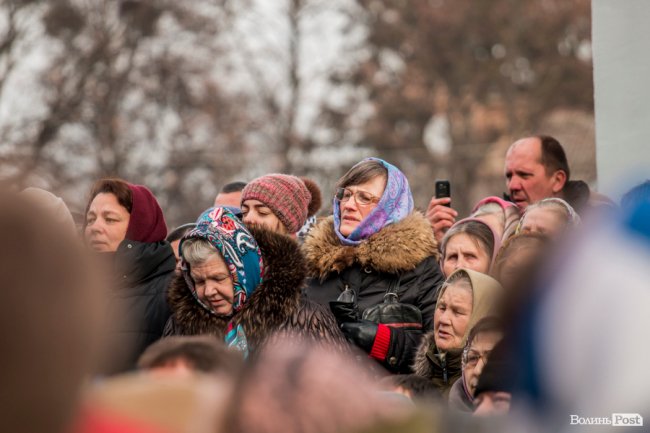 «Силою нашу церкву ніхто не забере»: як у Луцьку прихильники УПЦ (МП) на майдан вийшли. ФОТОРЕПОРТАЖ