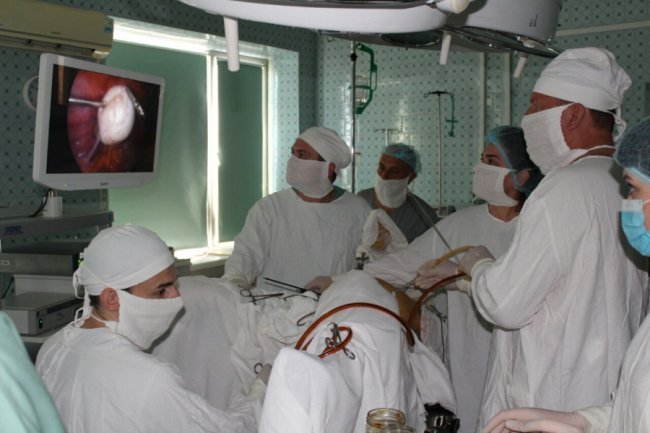 Волинські лікарі видалили пухлину і врятували життя жінці. ФОТО 18+