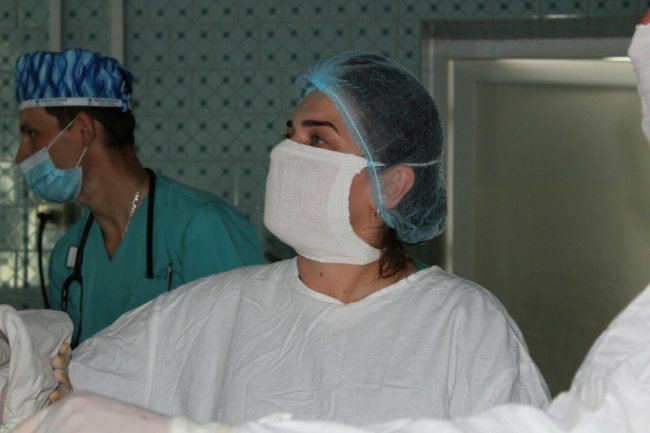 Волинські лікарі видалили пухлину і врятували життя жінці. ФОТО 18+