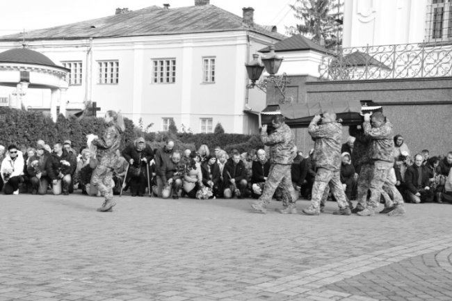 Лучани навколішки провели в останню путь Героя Романа Доманова