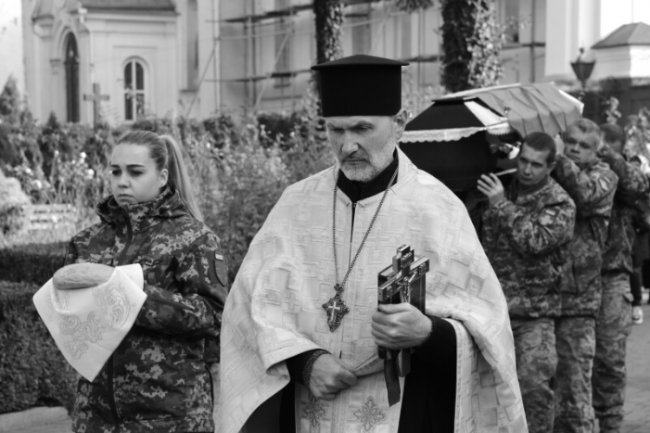 Лучани навколішки провели в останню путь Героя Романа Доманова