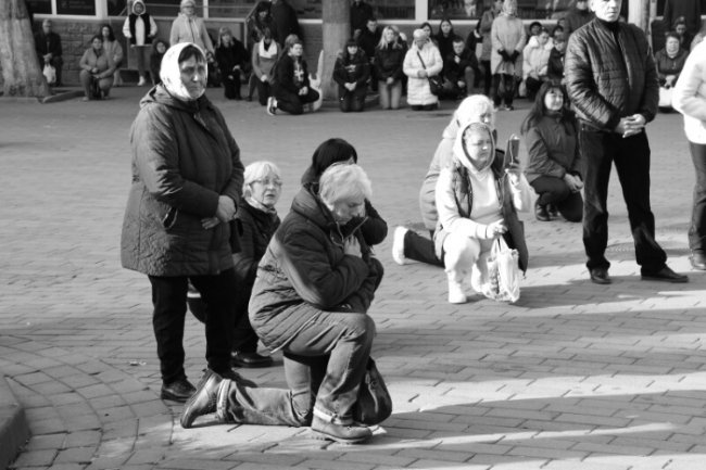Лучани навколішки провели в останню путь Героя Романа Доманова