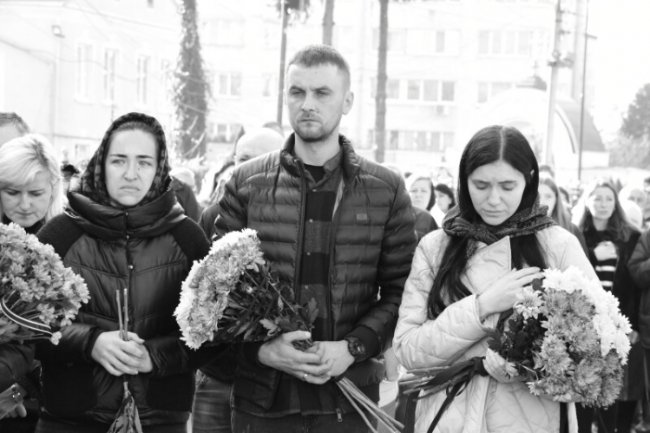 Лучани навколішки провели в останню путь Героя Романа Доманова